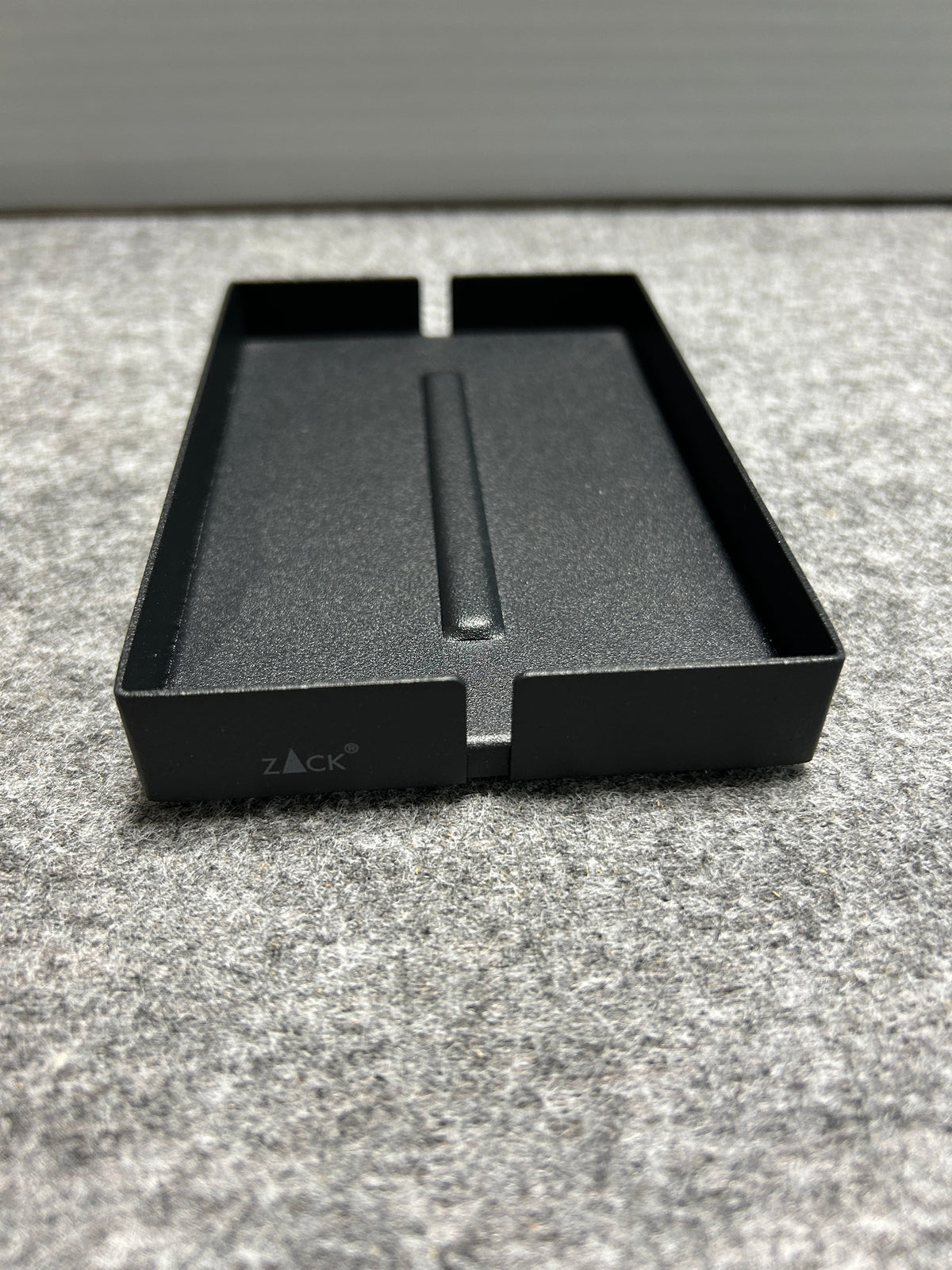 ZACK 40537Y ソープディッシュ：トレーの縁と内側を斜め前から見た形状