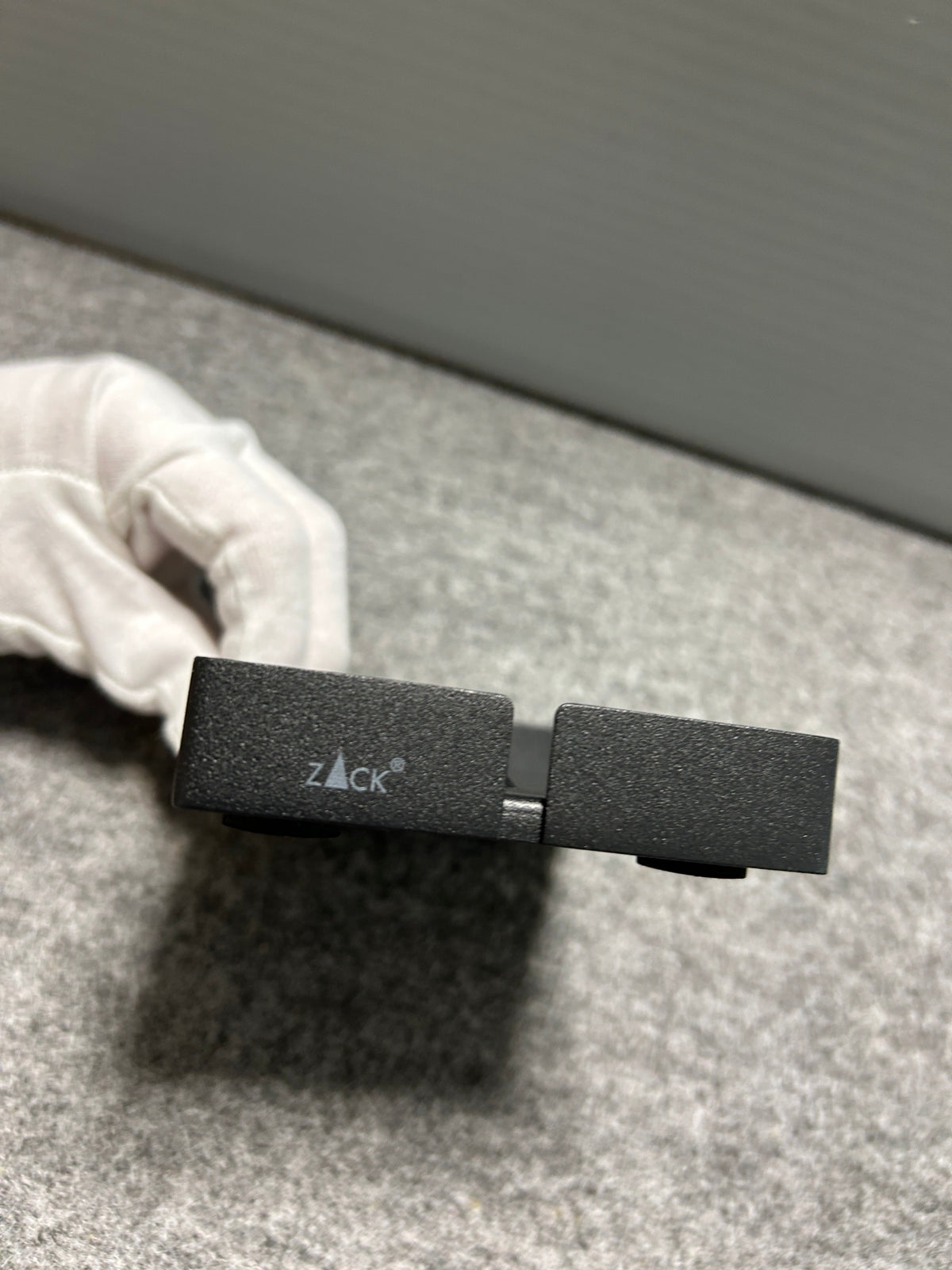 ZACK 40537Y ソープディッシュ：トレーの縁と側面に刻印されたロゴの拡大