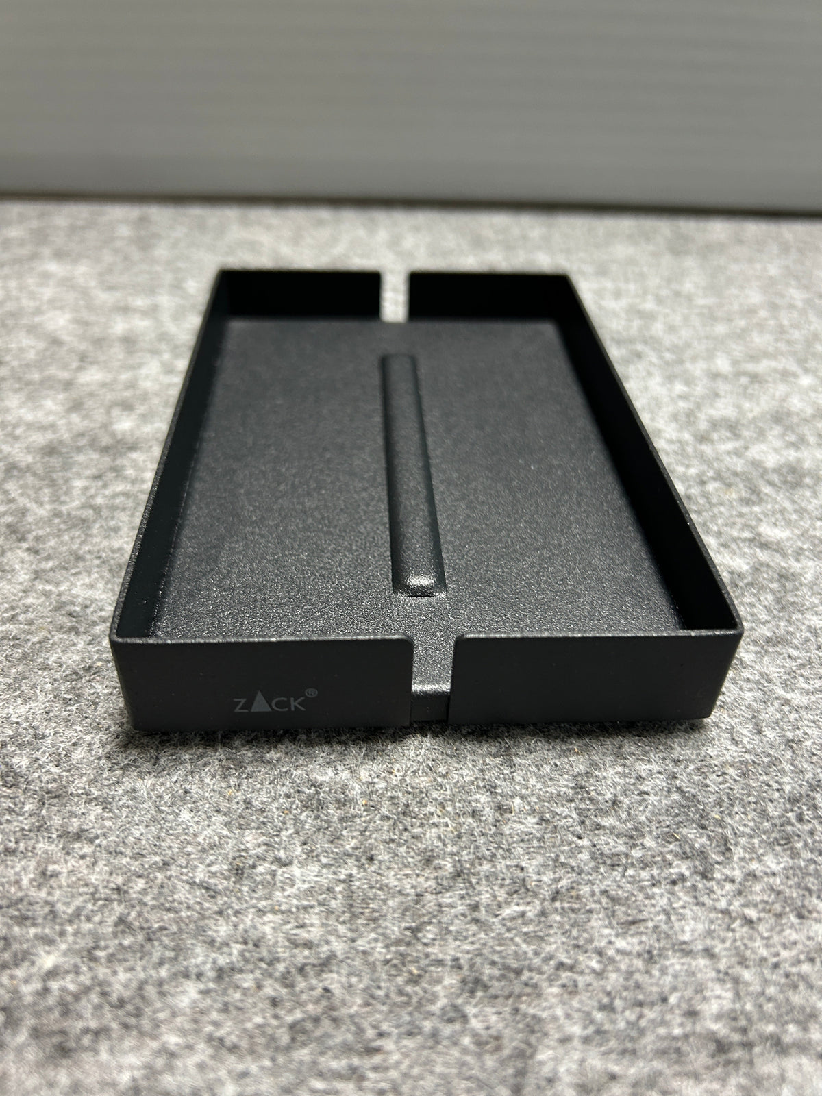 ZACK 40537Y ソープディッシュ：トレー内側と中央の排水部分を上から見た形状