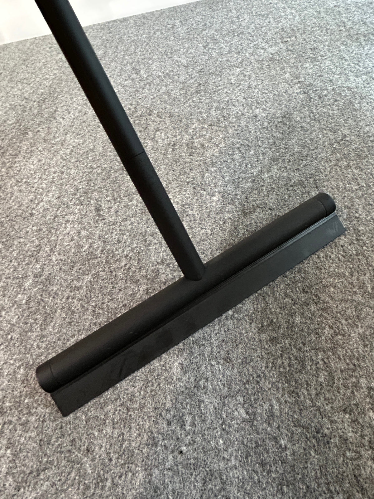 ZACK 40547Y バスルームスクイージー：柄と横長の水切り部の接合部分