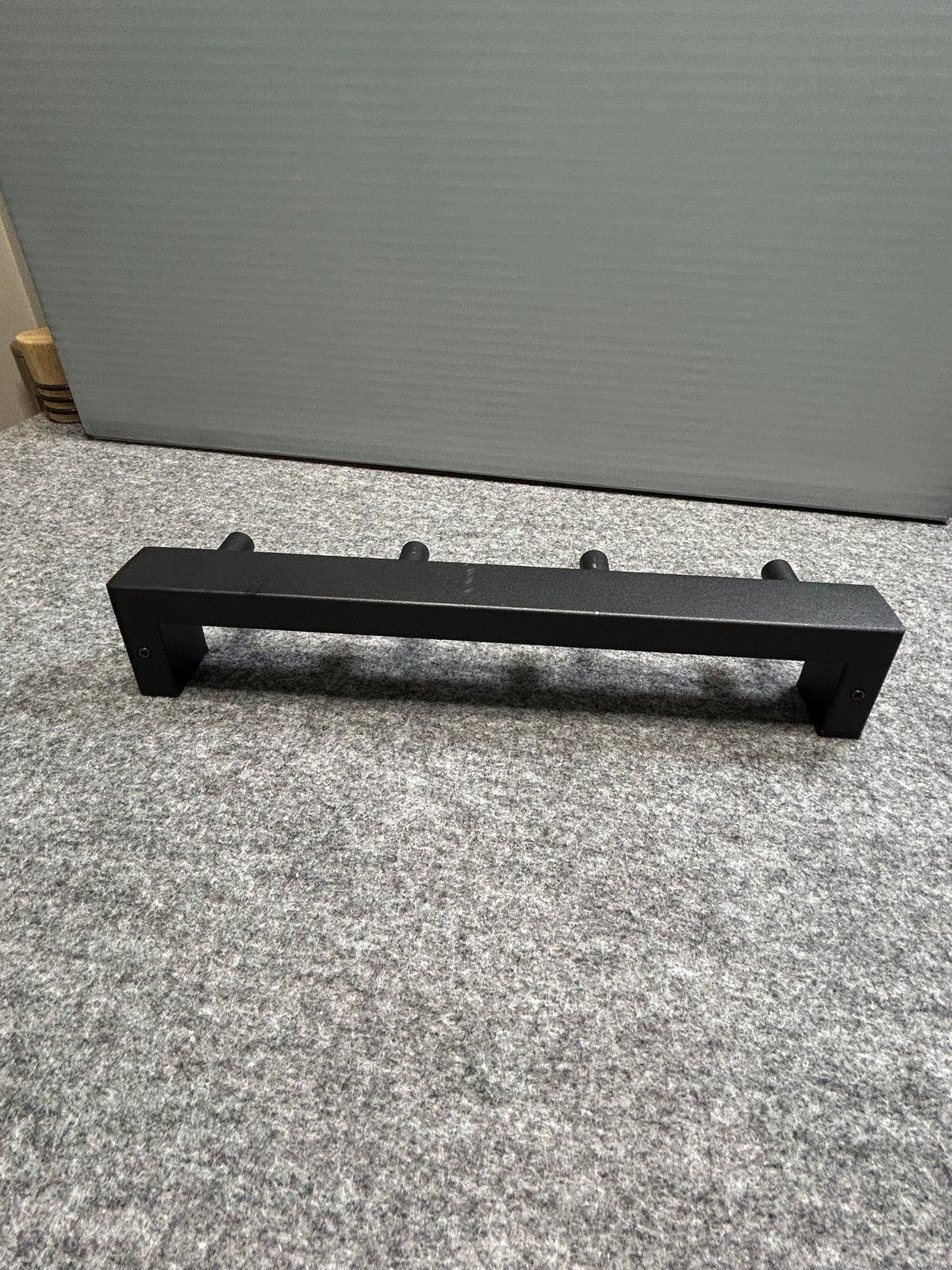 ZACK 40579Y タオル掛け：4本のフックと左右の取付部を斜めから見た全体