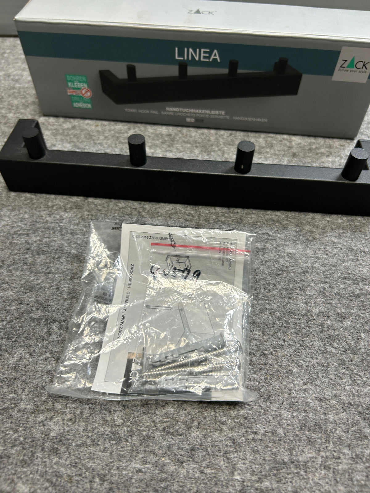 ZACK 40579Y タオル掛け：本体と取付部品、パッケージを並べた状態