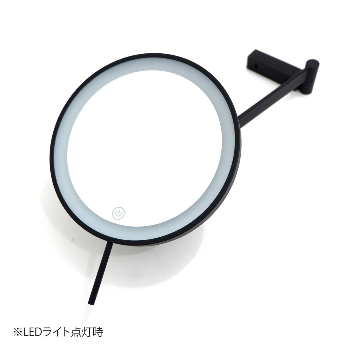 ZACK 40583 LINEA マットブラックのLEDメイクアップミラー：LED点灯中の丸い鏡面を正面から見た状態