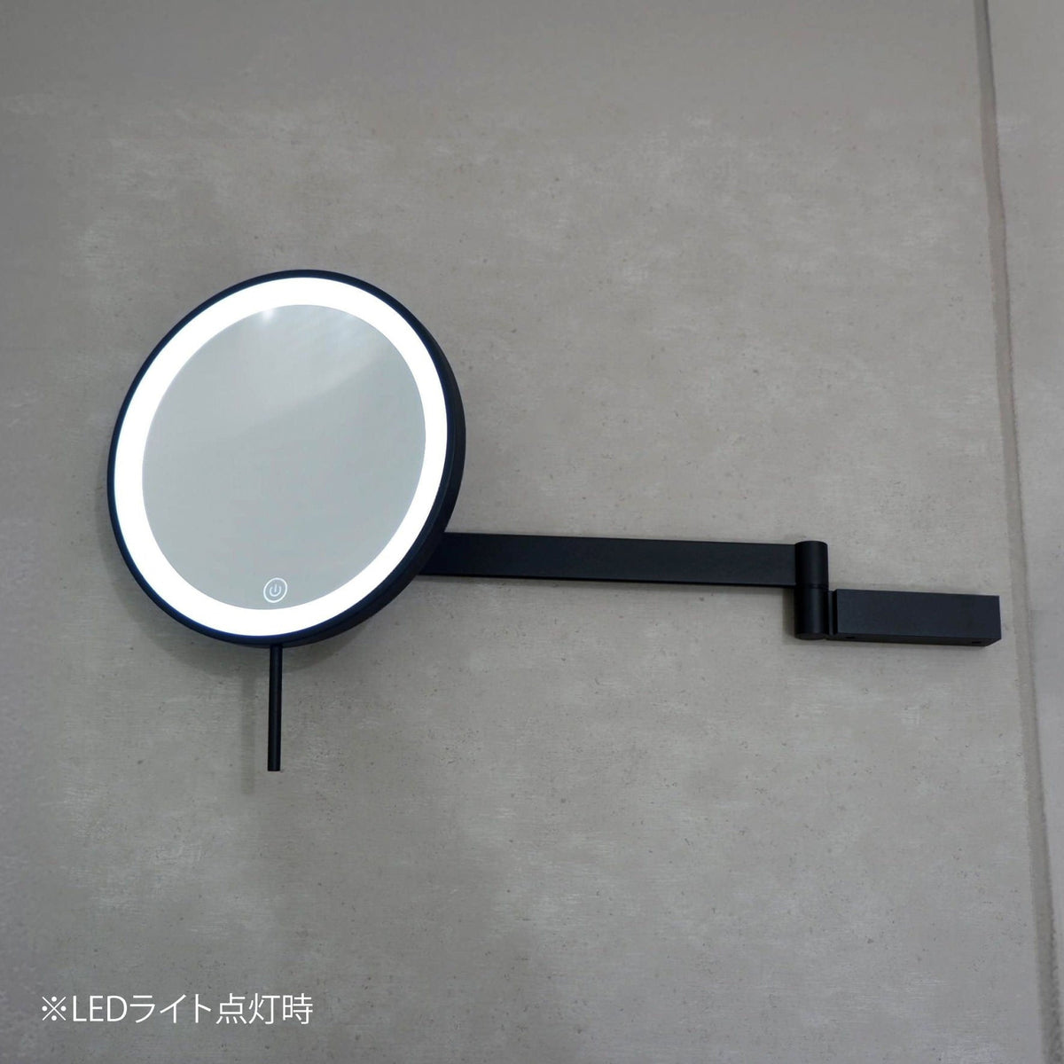 ZACK 40583 LINEA マットブラックのLEDメイクアップミラー：グレーの壁に取り付けてLEDを点灯した設置例