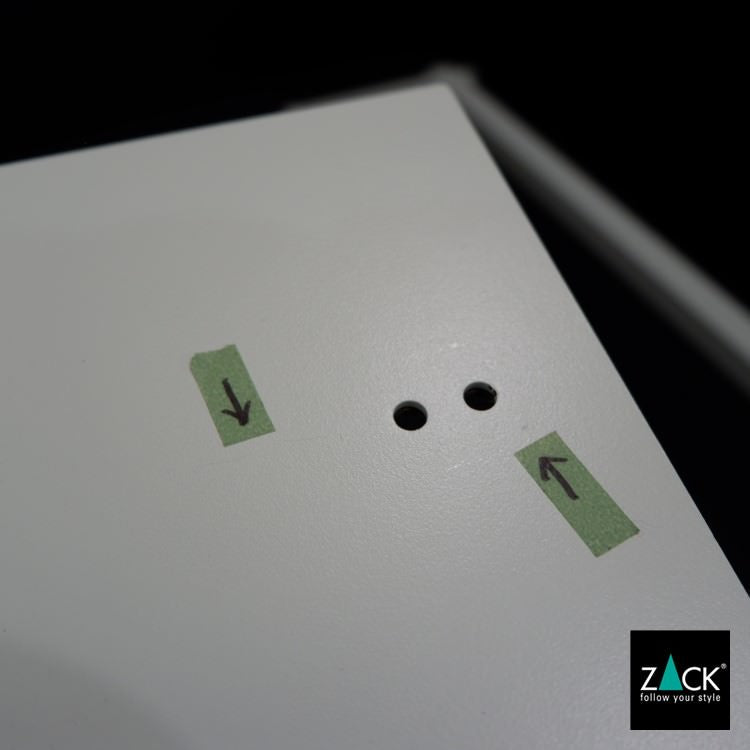 ZACK 40818B トイレットバトラー：矢印の目印が貼られた台座の取付穴付近