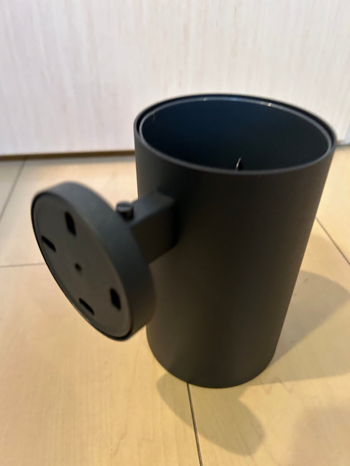 ZACK 40852Y トイレブラシ：ケース上部の開口部と壁取付金具