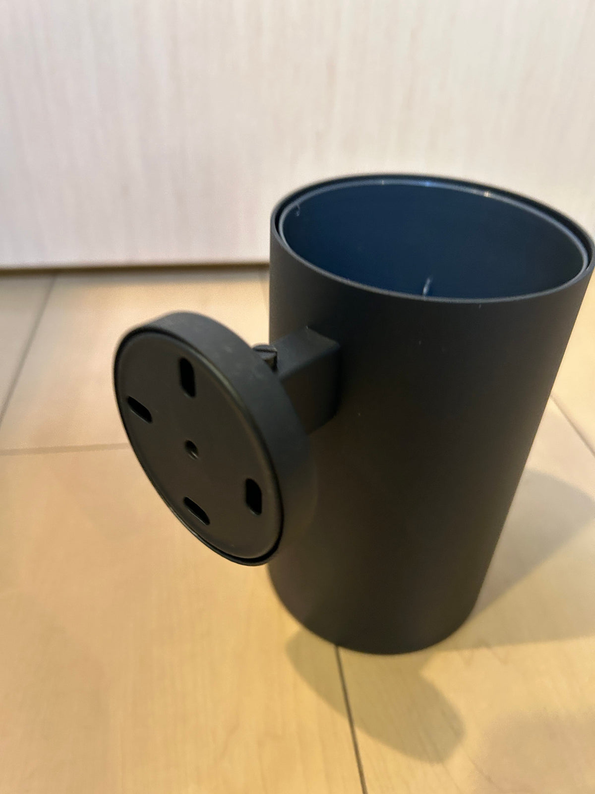 ZACK 40852Y トイレブラシ：ケース上部の開口部と壁取付金具