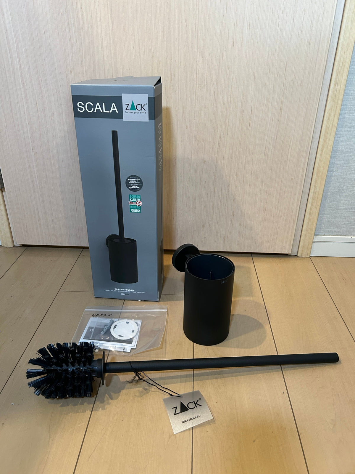 ZACK 40852Y トイレブラシ：ケースの横に取り出したブラシを並べた状態