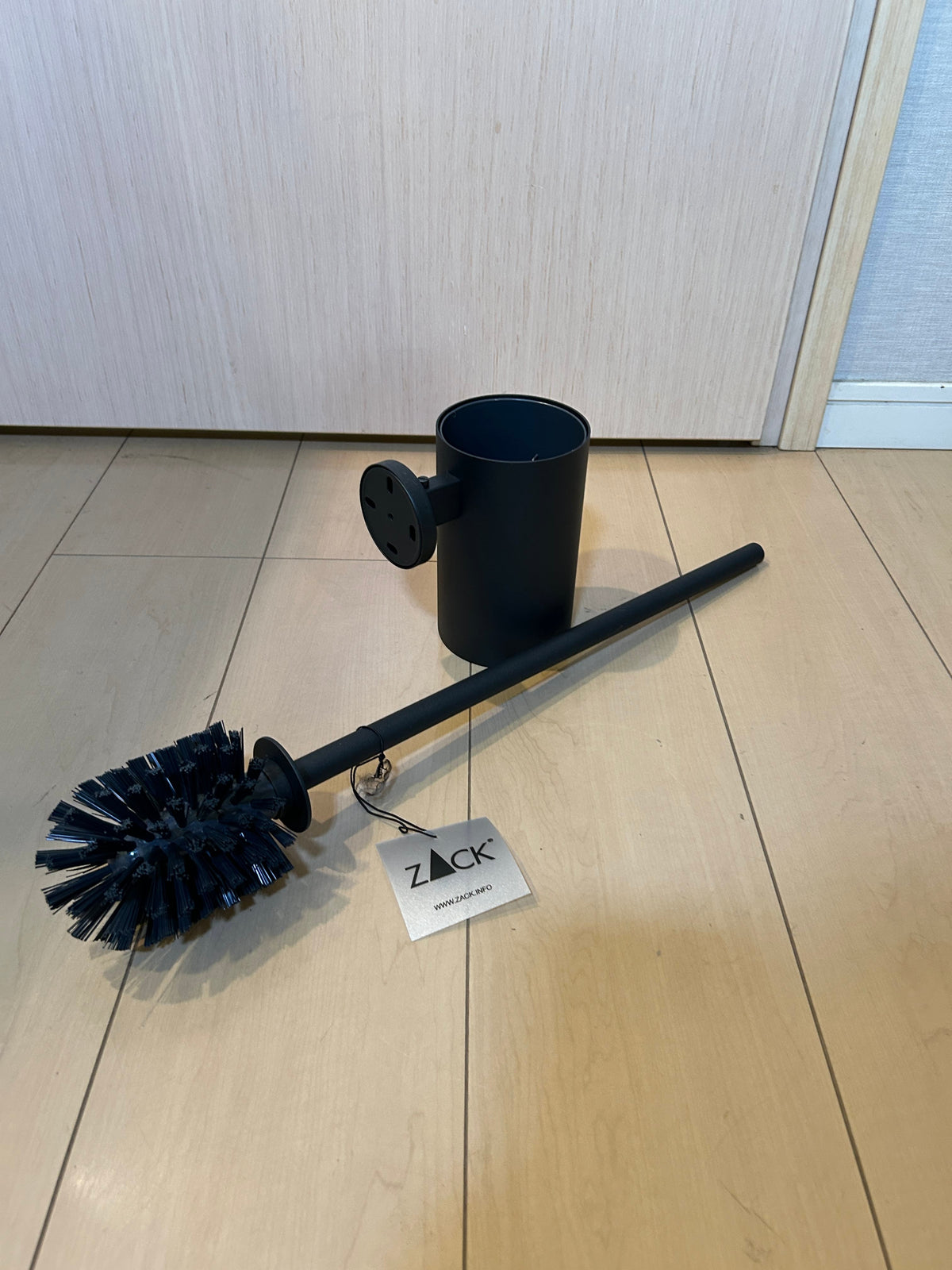 ZACK 40852Y トイレブラシ：ケースの横に取り出したブラシを並べた状態