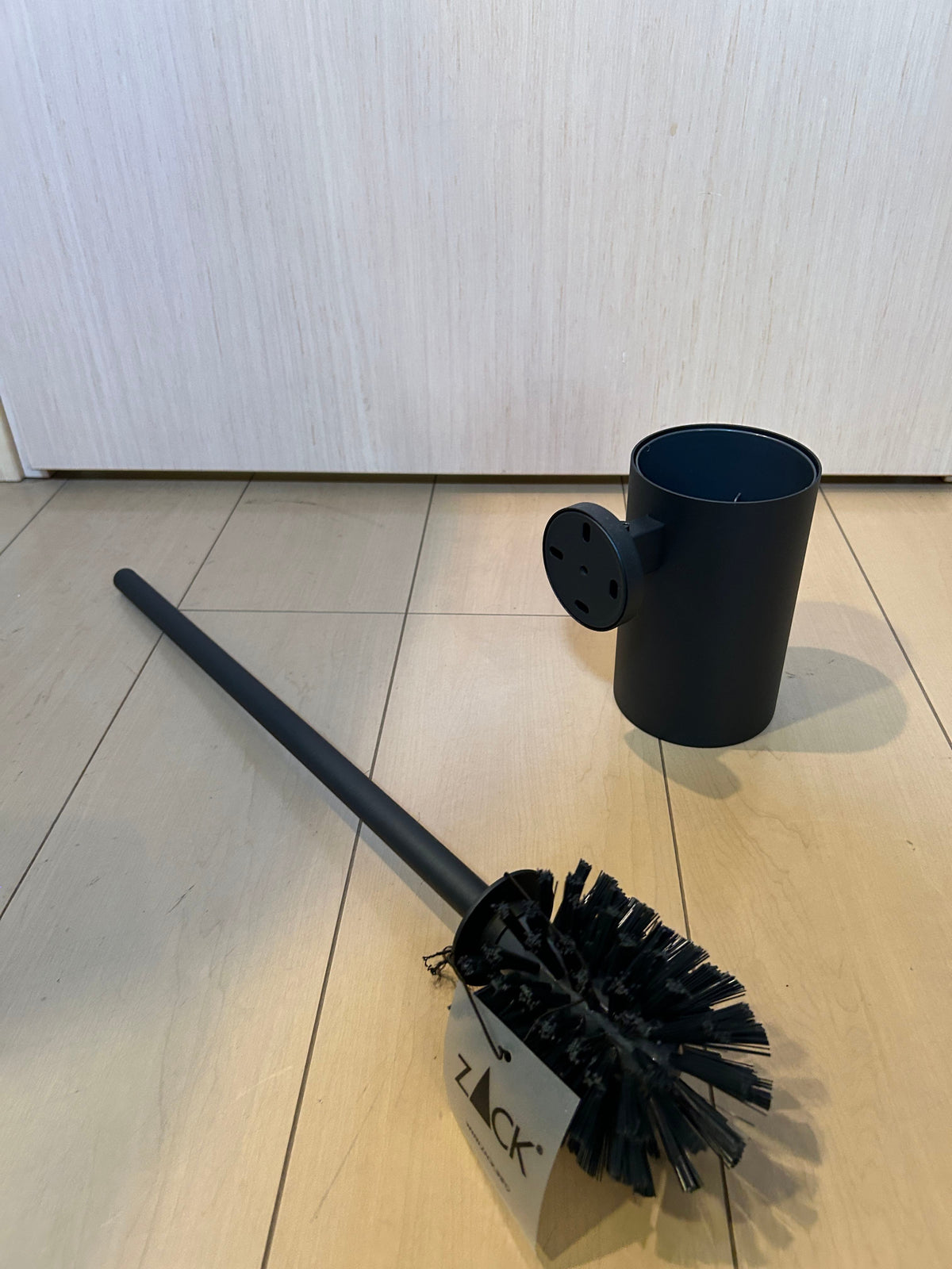 ZACK 40852Y トイレブラシ：ケースの横に取り出したブラシを並べた状態