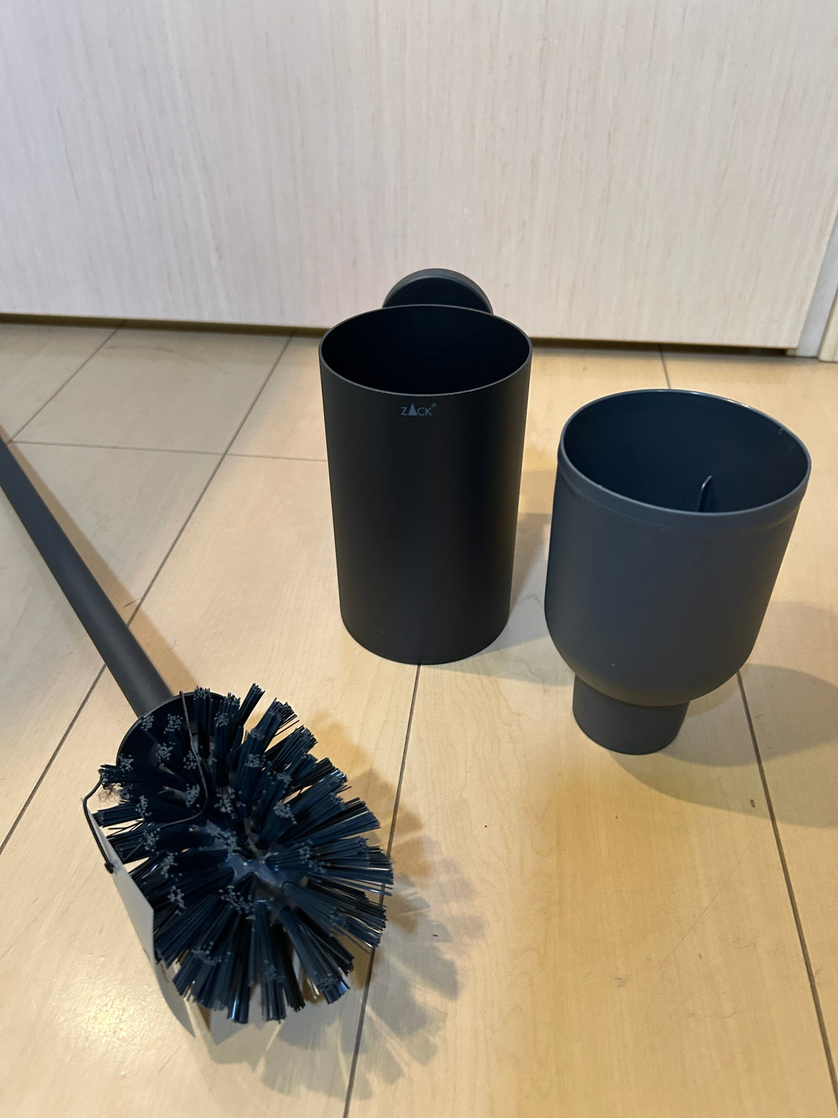 ZACK 40852Y トイレブラシ：外側ケースと内側容器、ブラシを分けて並べた状態