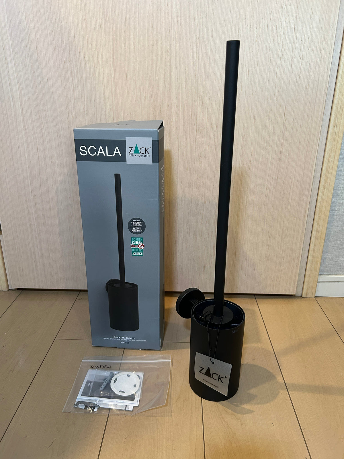 ZACK 40852Y トイレブラシ：本体と取付部品、パッケージを並べた状態