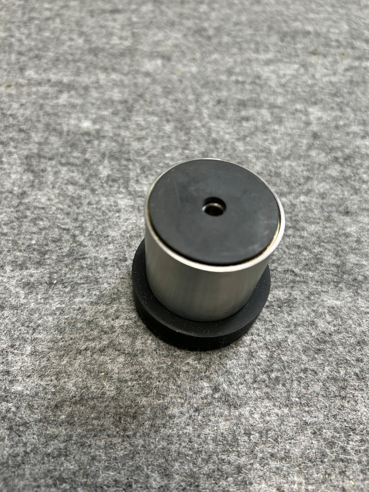 ZACK 50617Y ドアストッパー：底面の黒い滑り止めと中央の穴