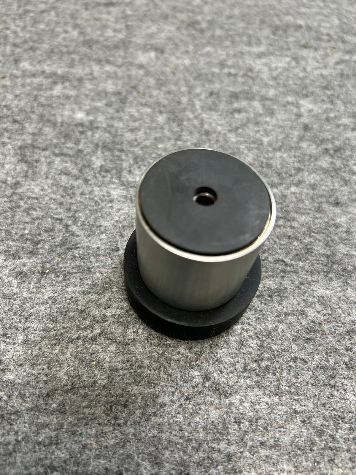 ZACK 50617Y ドアストッパー：底面の黒い滑り止めと中央の穴