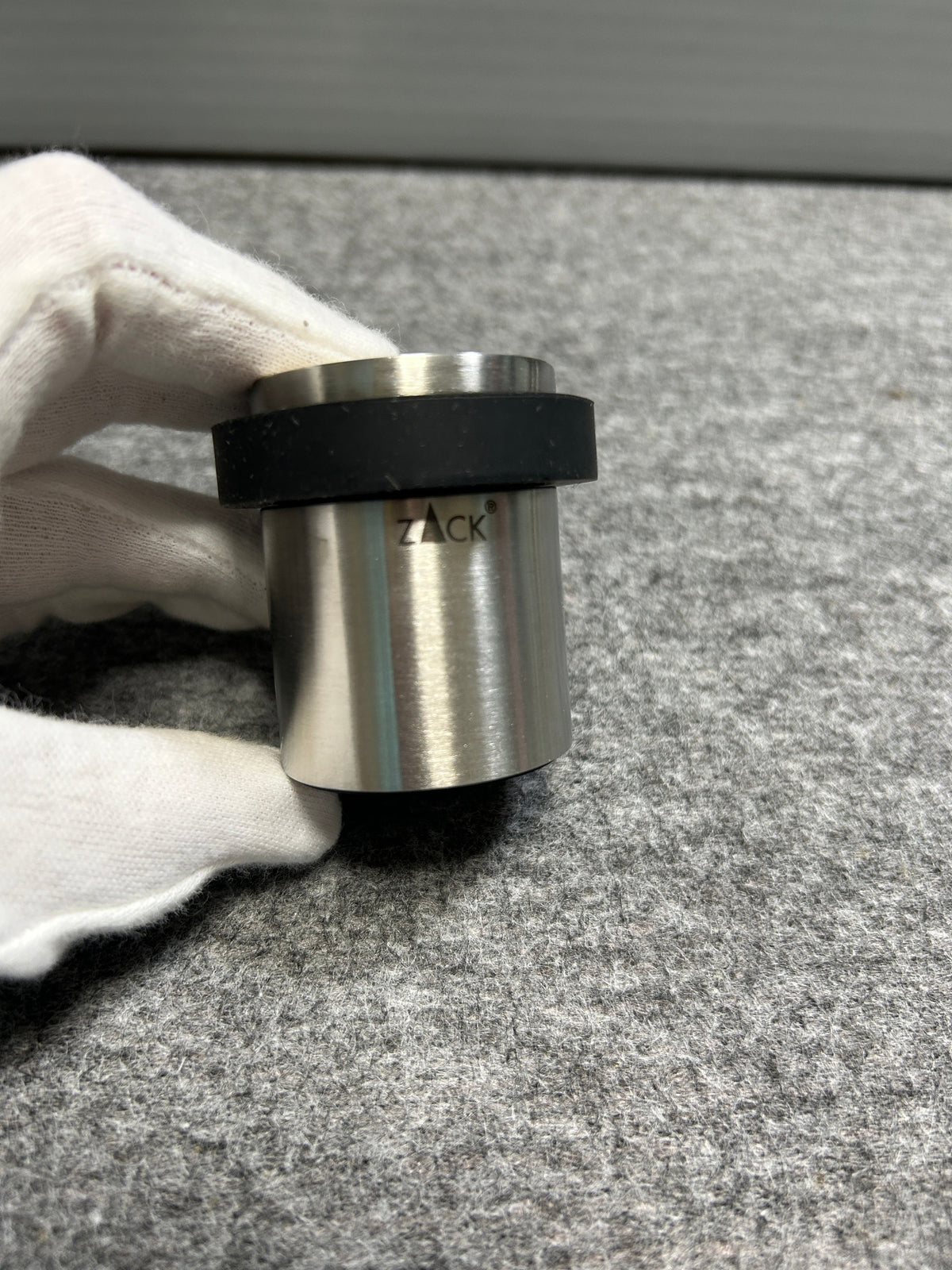 ZACK 50617Y ドアストッパー：円筒形の金属本体と黒い緩衝部分を横から見た形状