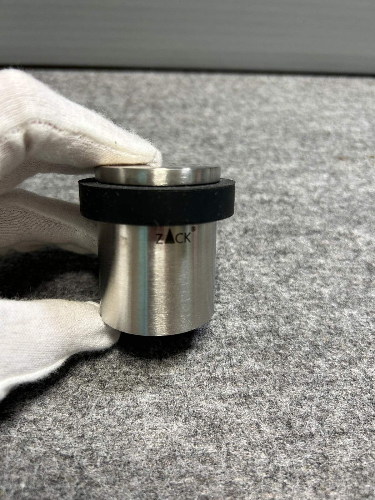 ZACK 50617Y ドアストッパー：円筒形の金属本体と黒い緩衝部分を横から見た形状