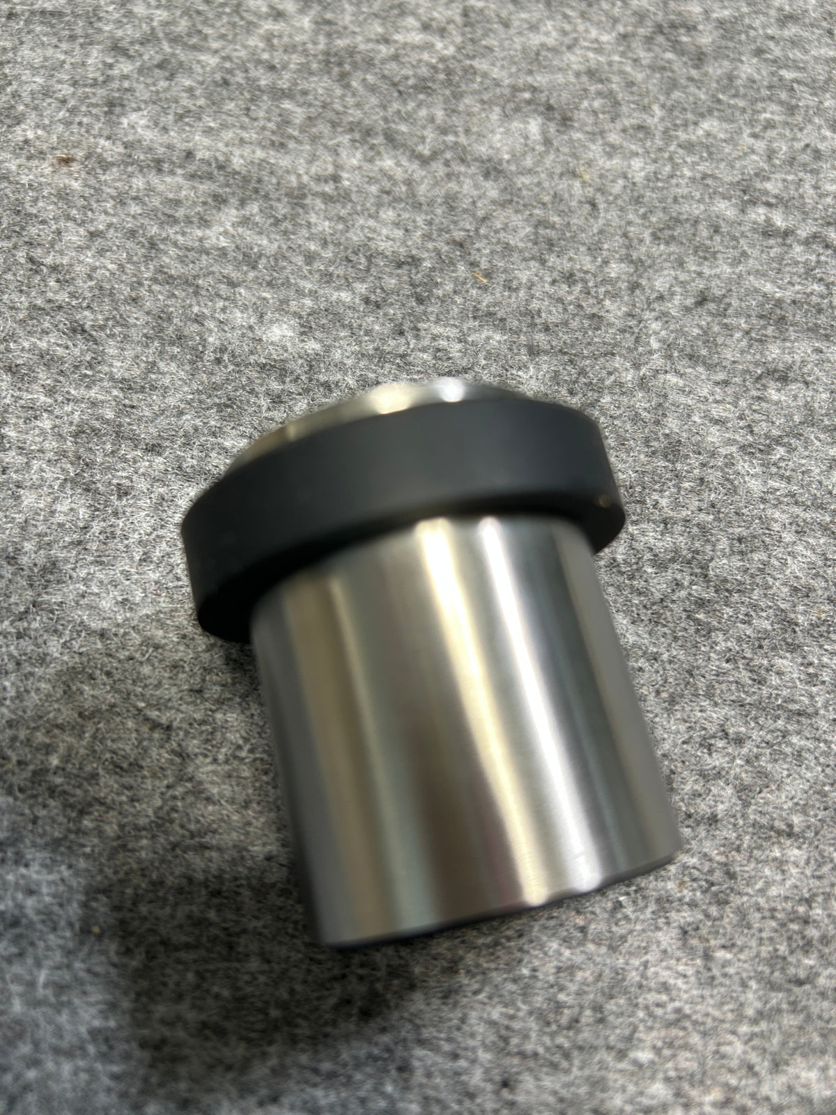 ZACK 50617Y ドアストッパー：円筒形の金属本体と黒い緩衝部分を横から見た形状