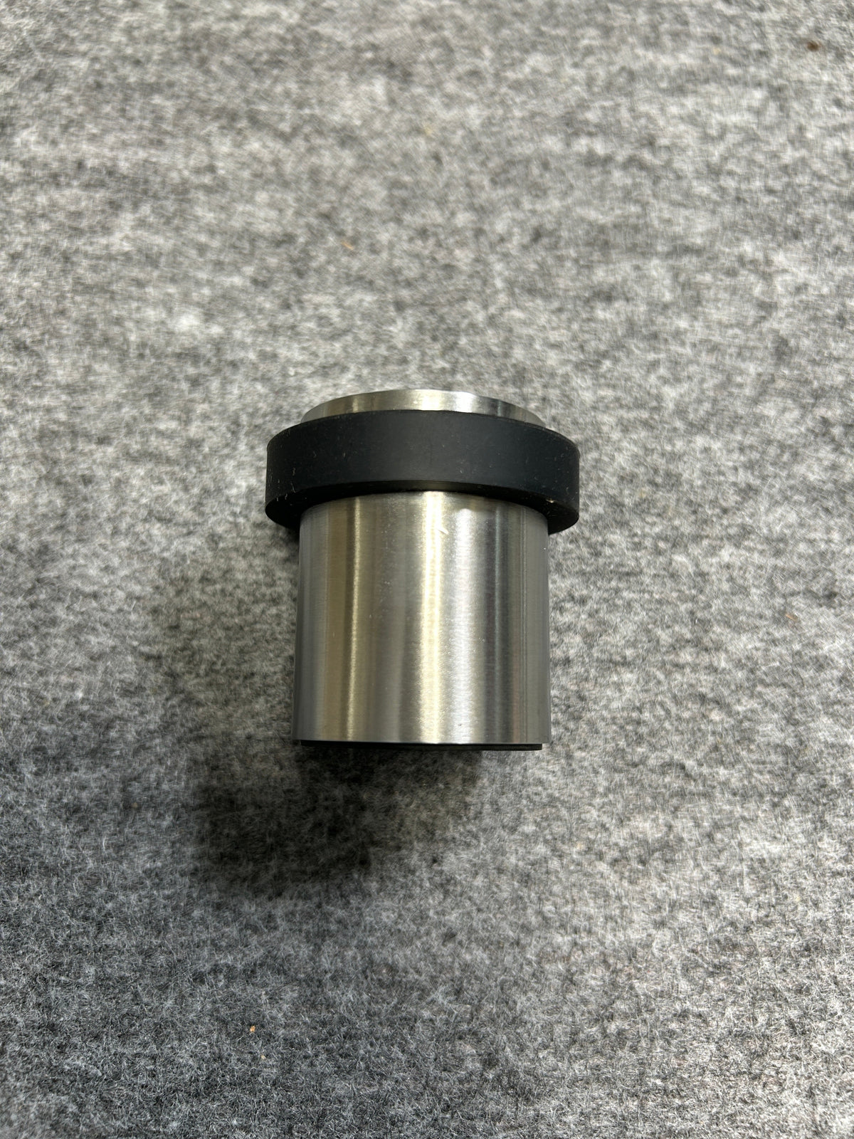ZACK 50617Y ドアストッパー：円筒形の金属本体と黒い緩衝部分を横から見た形状