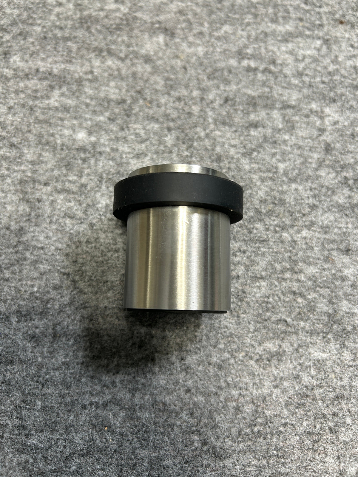 ZACK 50617Y ドアストッパー：円筒形の金属本体と黒い緩衝部分を横から見た形状