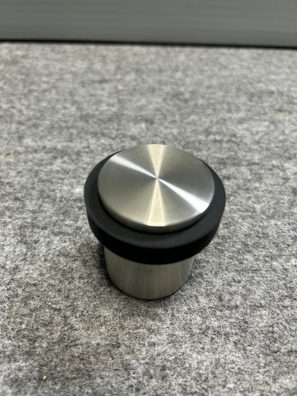 ZACK 50617Y ドアストッパー：円形の金属上面と外周の黒い緩衝部分