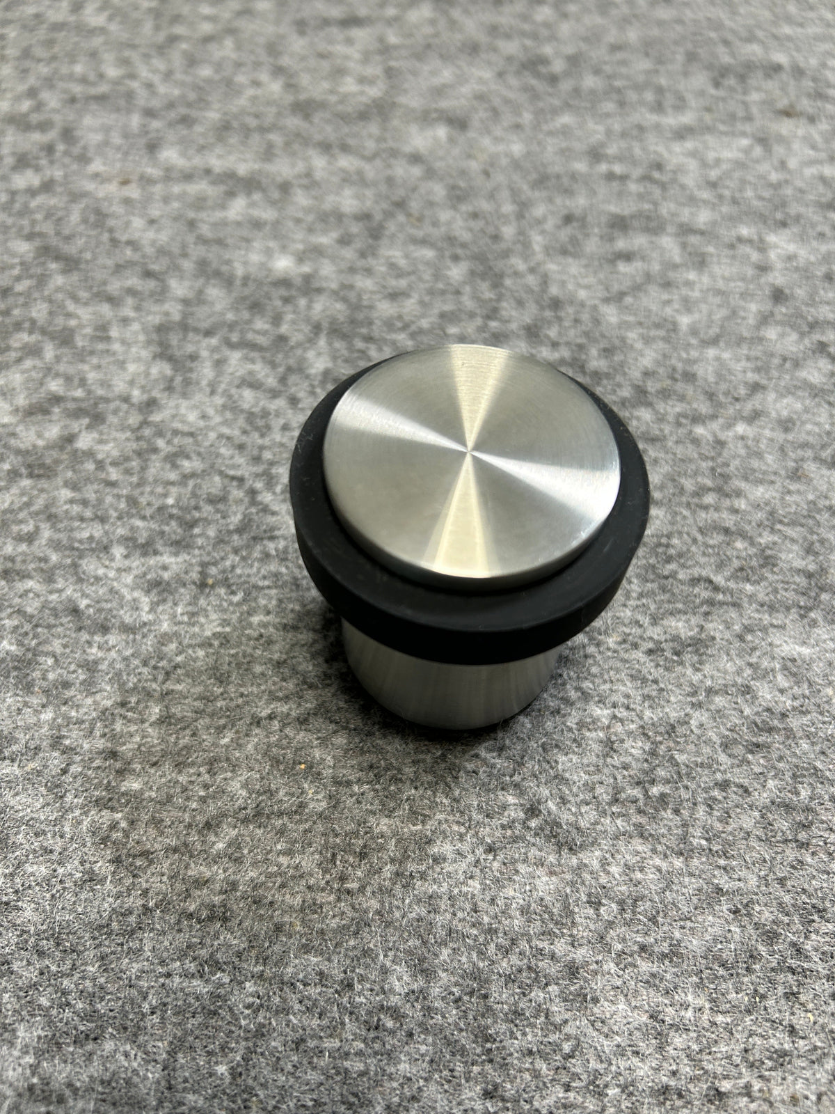 ZACK 50617Y ドアストッパー：円形の金属上面と外周の黒い緩衝部分