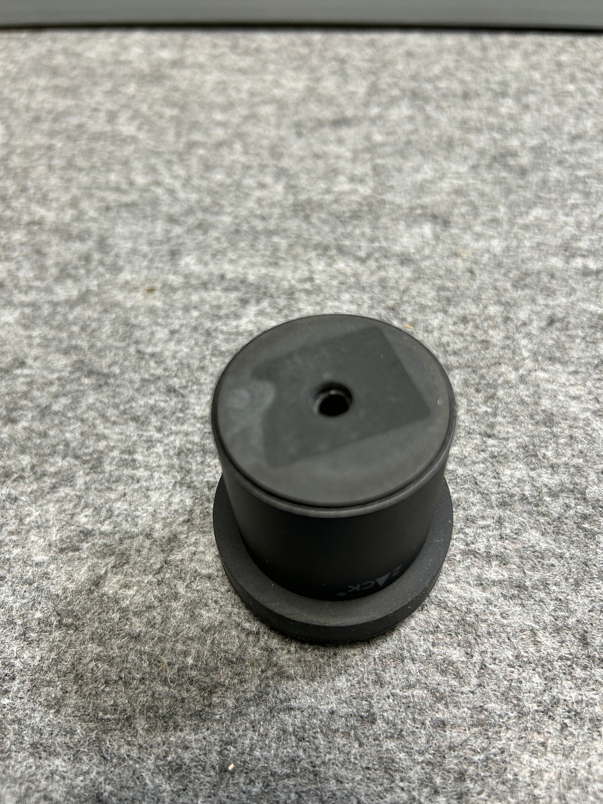 ZACK 50633Y ドアストッパー：底面の形状と中央の取付穴の拡大