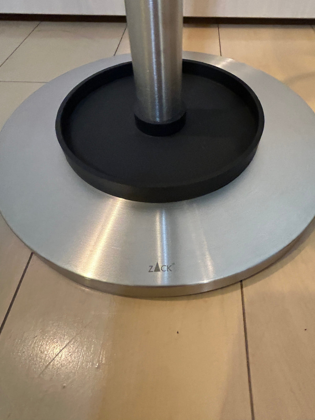 ZACK 50692Y アンブレラスタンド：支柱の取付部とベース上面の拡大